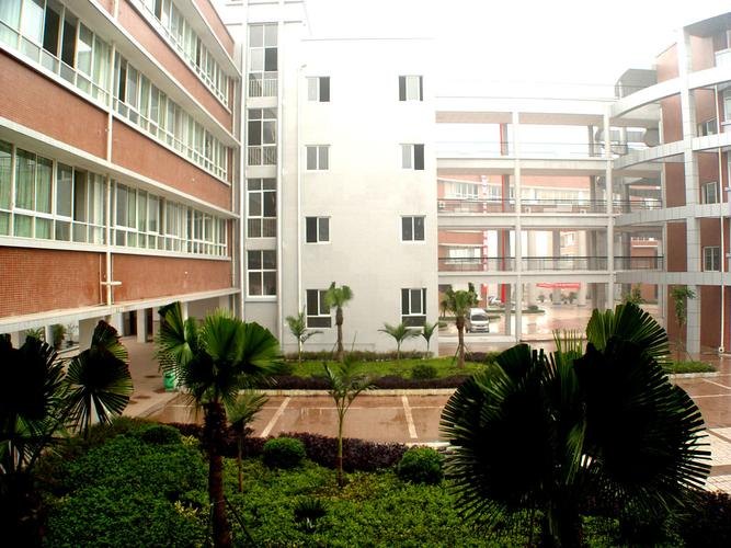 重庆市龙门浩职业中学校校园实景
