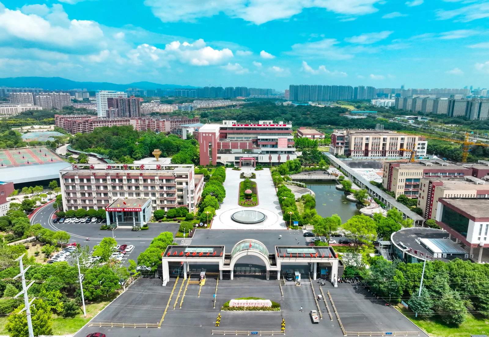 江西工业贸易职业技术学院校园风景